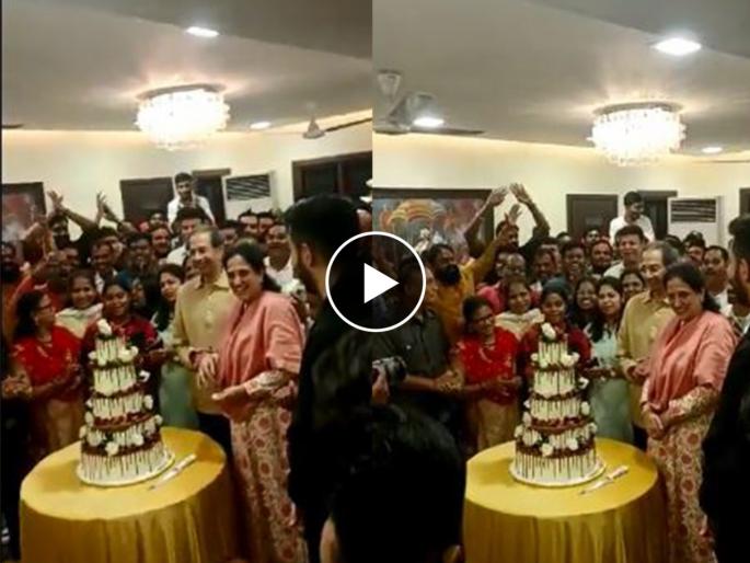 big celebration from shivsainik for shiv sena party chief uddhav thackeray birthday at matoshree | Uddhav Thackeray Birthday: उद्धव ठाकरेंच्या वाढदिवसाचं जोरदार सेलिब्रेशन; शिवसैनिकांनी मातोश्रीवर रात्री १ वाजता कापला केक big celebration from shivsainik for shiv sena party chief uddhav thackeray birthday at matoshree | Uddhav Thackeray Birthday: उद्धव ठाकरेंच्या वाढदिवसाचं जोरदार सेलिब्रेशन; शिवसैनिकांनी मातोश्रीवर रात्री १ वाजता कापला केक