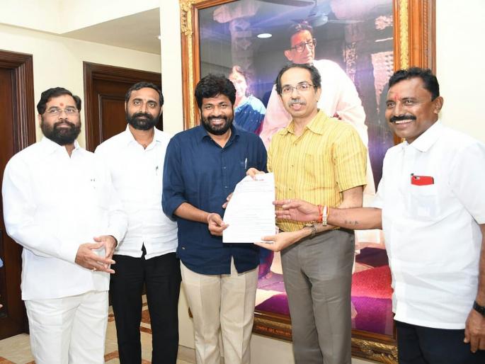 bacchu ked led prahar janshakti party announce its support to shiv sena | शिवसेनेच्या सामर्थ्यात आणखी वाढ; बच्चू कडूंच्या पाठिंब्यानं भाजपावर 'प्रहार'? bacchu ked led prahar janshakti party announce its support to shiv sena | शिवसेनेच्या सामर्थ्यात आणखी वाढ; बच्चू कडूंच्या पाठिंब्यानं भाजपावर 'प्रहार'?