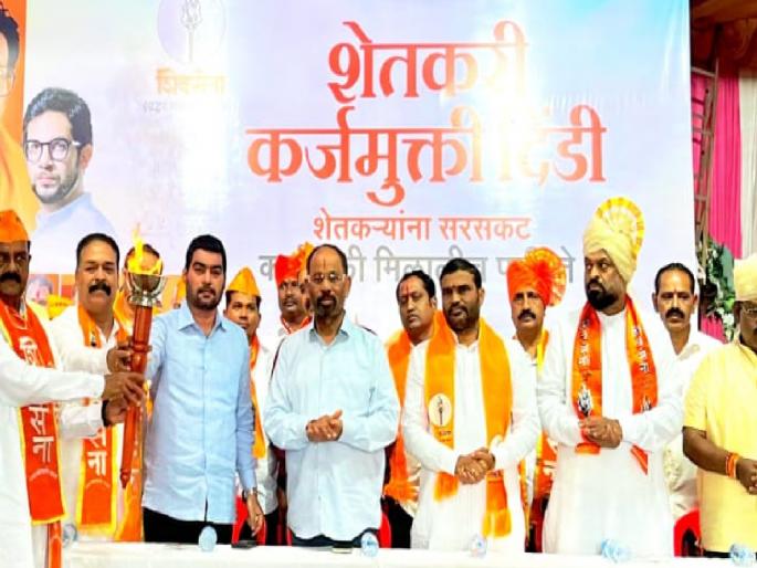 Uddhavsena will not back down until the farmers demands are met says Nitin Bangude Patil | Kolhapur: शेतकऱ्यांचा सातबारा कोरा केल्याशिवाय शिवसेना मागे हटणार नाही - बानगुडे पाटील; कर्जमुक्ती दिंडीला प्रारंभ Uddhavsena will not back down until the farmers demands are met says Nitin Bangude Patil | Kolhapur: शेतकऱ्यांचा सातबारा कोरा केल्याशिवाय शिवसेना मागे हटणार नाही - बानगुडे पाटील; कर्जमुक्ती दिंडीला प्रारंभ