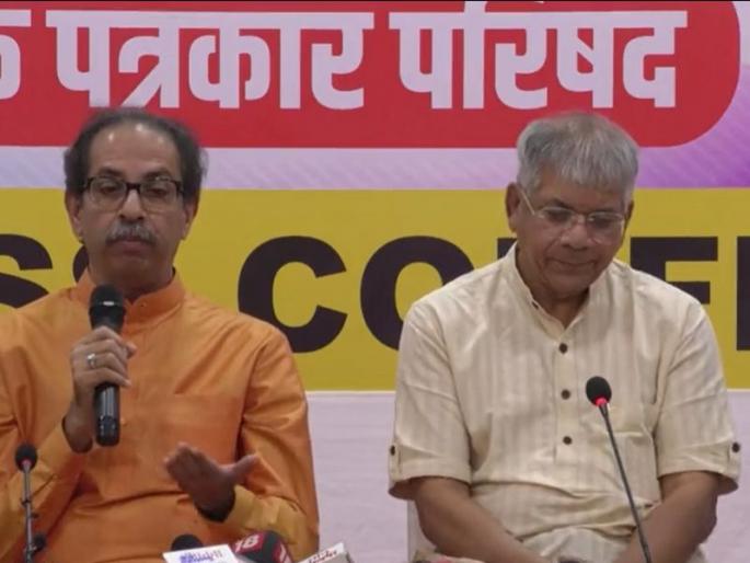 BJP leader Atul Bhatkhalkar has criticized former Chief Minister Uddhav Thackeray. | उद्धव ठाकरे- प्रकाश आंबेडकरांची पत्रकार परिषद; दोघांमागील 'तो' बॅनर अन् भाजपाची टीका BJP leader Atul Bhatkhalkar has criticized former Chief Minister Uddhav Thackeray. | उद्धव ठाकरे- प्रकाश आंबेडकरांची पत्रकार परिषद; दोघांमागील 'तो' बॅनर अन् भाजपाची टीका