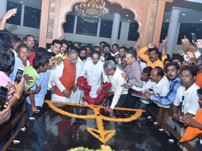 Uddhav Thackeray attended Gopinathgada, Pankaja Munde passionate | उद्धव ठाकरेंनी घेतले गोपीनाथगडाचे दर्शन, पंकजा मुंडे भावुक  Uddhav Thackeray attended Gopinathgada, Pankaja Munde passionate | उद्धव ठाकरेंनी घेतले गोपीनाथगडाचे दर्शन, पंकजा मुंडे भावुक