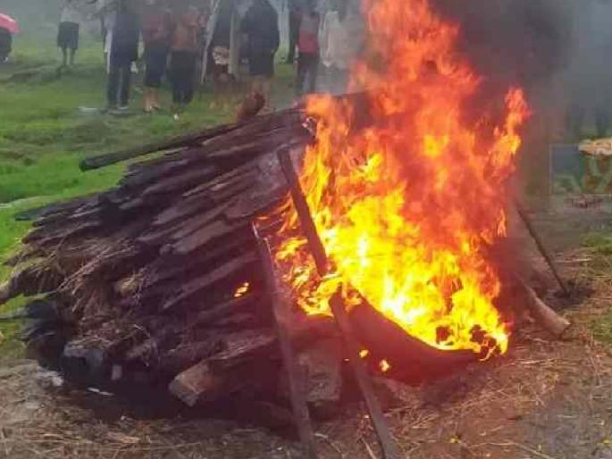 The body of a missing woman from Udgaon, Kolhapur, was found and cremated, and she returned to the village on the day of Raksha Visarjan creating a stir | अजबच! जिच्यावर केले अंत्यसंस्कार, 'ती' रक्षाविसर्जनदिवशी झाली हजर; कोल्हापुरातील उदगाव येथील घटना