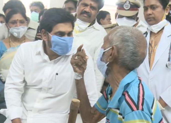 Vizag Gas Leak: Rs 1 crore for the families of the dead and Rs 10 lakh for the seriously injured MMG | Vizag Gas Leak : मृतांच्या कुटुंबीयास १ कोटी तर गंभीर जखमींना १० लाखांची मदत Vizag Gas Leak: Rs 1 crore for the families of the dead and Rs 10 lakh for the seriously injured MMG | Vizag Gas Leak : मृतांच्या कुटुंबीयास १ कोटी तर गंभीर जखमींना १० लाखांची मदत