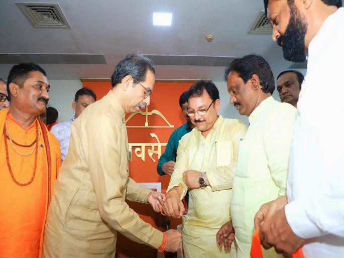 Uddhav Thackeray's big move; Former BJP minister Sanjay Deshmukh tied Shivbandhan | उद्धव ठाकरेंची मोठी खेळी; भाजपचे माजी मंत्री संजय देशमुख यांनी बांधले शिवबंधन Uddhav Thackeray's big move; Former BJP minister Sanjay Deshmukh tied Shivbandhan | उद्धव ठाकरेंची मोठी खेळी; भाजपचे माजी मंत्री संजय देशमुख यांनी बांधले शिवबंधन