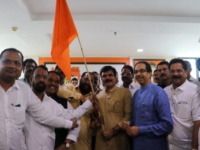 BJP activist enter The presence of Uddhav Thackeray in shivsena | भाजपाला खिंडार! उद्धव ठाकरेंच्या उपस्थितीत भाजपा पदाधिका-यांचा सेनेत प्रवेश  BJP activist enter The presence of Uddhav Thackeray in shivsena | भाजपाला खिंडार! उद्धव ठाकरेंच्या उपस्थितीत भाजपा पदाधिका-यांचा सेनेत प्रवेश