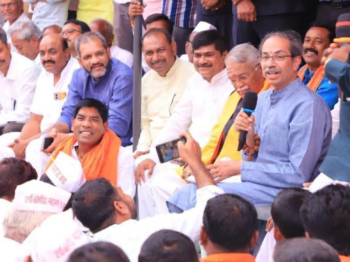 The government is stabbing you in the back, you should run Nangar on Govt; Uddhav Thackeray's appeal to farmers | सरकार पाठीत खंजीर खुपसतंय, तुम्ही नांगर फिरवा; उद्धव ठाकरे यांचे शेतकऱ्यांना आवाहन The government is stabbing you in the back, you should run Nangar on Govt; Uddhav Thackeray's appeal to farmers | सरकार पाठीत खंजीर खुपसतंय, तुम्ही नांगर फिरवा; उद्धव ठाकरे यांचे शेतकऱ्यांना आवाहन