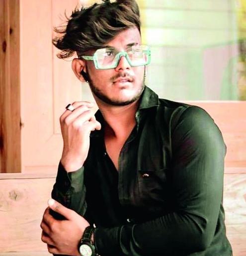 Called friends, took a bike and jumped into the lake | मित्रांना फोन केला अन् दुचाकीसह घेतली तलावात उडी