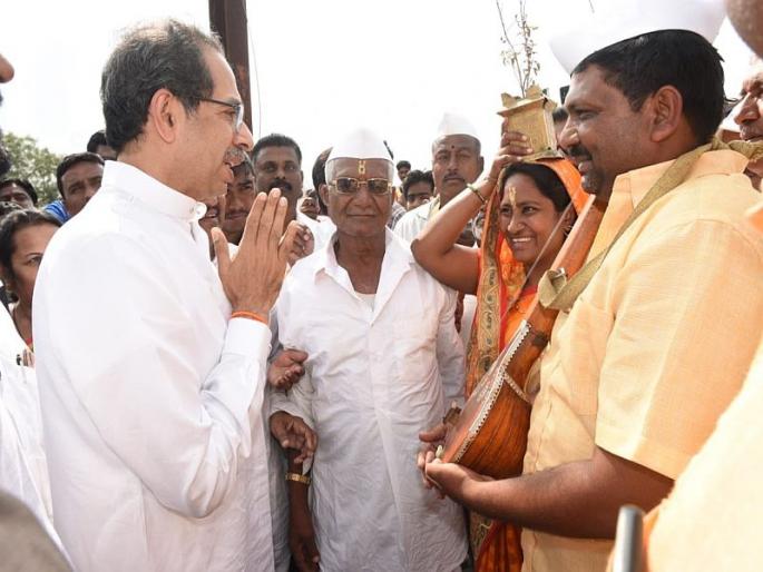 ... So, the swearing-in ceremony of the Chief Minister at the farmers on stage, uddhav thackarey says in sangli | ... म्हणून शिवसेना मुख्यमंत्र्याच्या शपथविधी सोहळ्यात 'हे' शेतकरी दाम्पत्य स्टेजवर ... So, the swearing-in ceremony of the Chief Minister at the farmers on stage, uddhav thackarey says in sangli | ... म्हणून शिवसेना मुख्यमंत्र्याच्या शपथविधी सोहळ्यात 'हे' शेतकरी दाम्पत्य स्टेजवर