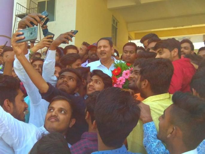 'Will the boys see the boys or the children?' Udayan Rajne's uncompromising answer to that question | 'मुलं मुलींकडे नाहीतर काय मुलांकडे बघणार का?' 'त्या' प्रश्नावर उदयनराजेंच बिनधास्त उत्तर