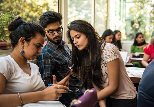 Fearing that the photo would go viral, the mother's jewelry was given as ransom | फोटो व्हायरल होण्याच्या भीतीने खंडणीत आईचेच दागिने दिले Fearing that the photo would go viral, the mother's jewelry was given as ransom | फोटो व्हायरल होण्याच्या भीतीने खंडणीत आईचेच दागिने दिले