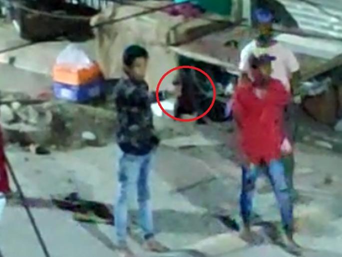 The appearance of a revolver out of controversy, even in lockdown; Video goes viral on social media MMG | Video: लॉकडाऊनमध्येही वादातून रिव्हॉल्व्हरचं दर्शन; सोशल मीडियावर व्हिडिओ व्हायरल 
