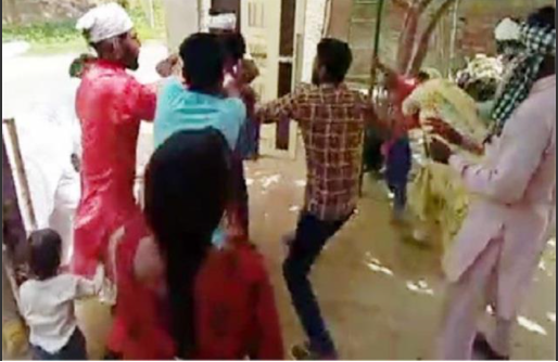 mothers corpse was lying and sons clashed in punjab | नात्याला काळीमा! एकीकडे आईचा मृतदेह तर दुसरीकडे दोन्ही मुलांमध्ये तुंबळ हाणामारी; Video व्हायरल