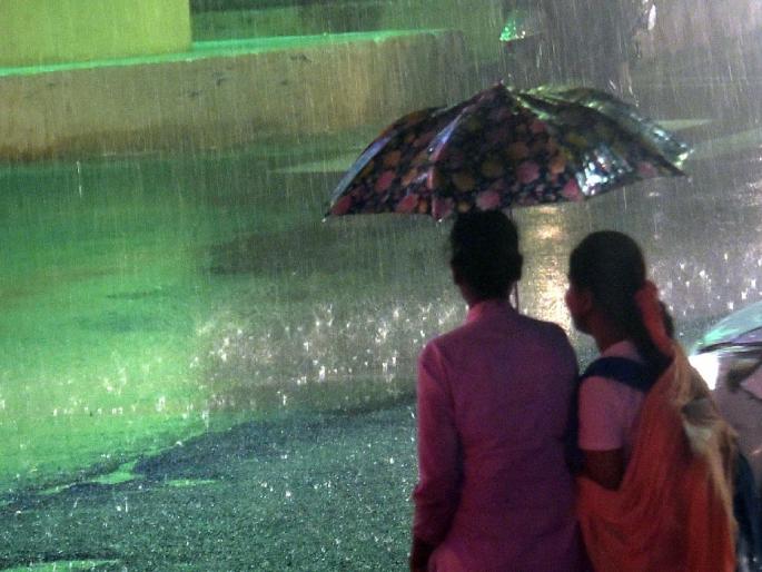 rained hard in nagpur with lightning; farmer died in Savner and five goats died in Dhamna | दमदार बरसला, पण विजांनी घेतले बळी; सावनेरात शेतकऱ्याचा तर धामन्यात पाच शेळ्यांचा मृत्यू rained hard in nagpur with lightning; farmer died in Savner and five goats died in Dhamna | दमदार बरसला, पण विजांनी घेतले बळी; सावनेरात शेतकऱ्याचा तर धामन्यात पाच शेळ्यांचा मृत्यू