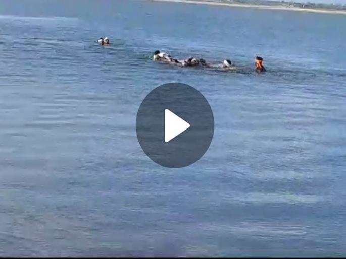 video bullock cart entered Ujani's character, the thrill of 'bullock cart race' raged in Shah village | Pune: उजनीच्या पात्रात घुसला बैलगाडा, शहा गावात रंगला ‘बैलगाडा शर्यतीचा’थरार; पाहा Video video bullock cart entered Ujani's character, the thrill of 'bullock cart race' raged in Shah village | Pune: उजनीच्या पात्रात घुसला बैलगाडा, शहा गावात रंगला ‘बैलगाडा शर्यतीचा’थरार; पाहा Video