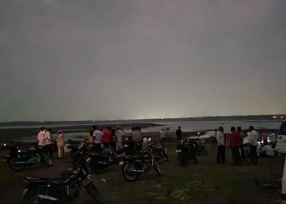ujani dam backwater boat accident names of six people who drowned came forward search operation resumes | उजनी धरण बॅकवॉटर बोट दुर्घटना; बुडालेल्या सहा जणांची नावे आली समोर; शोध कार्य पुन्हा केले सुरु ujani dam backwater boat accident names of six people who drowned came forward search operation resumes | उजनी धरण बॅकवॉटर बोट दुर्घटना; बुडालेल्या सहा जणांची नावे आली समोर; शोध कार्य पुन्हा केले सुरु