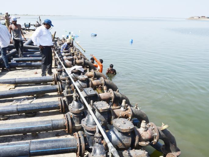 Twilight pumping mechanism, built on the Ujani Dam | अहोरात्र झटून उजनी धरणावर उभारली दुबार पंपिंगची यंत्रणा Twilight pumping mechanism, built on the Ujani Dam | अहोरात्र झटून उजनी धरणावर उभारली दुबार पंपिंगची यंत्रणा
