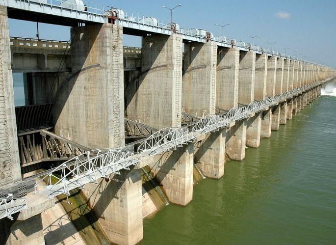 Ujani water reservoir was half | उजनीतील पाणीसाठा झाला निम्मा