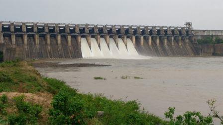 Due to the reduction in water storage in Ujani Dam, 4 TMC water has declined in the month | उजनी धरणातील पाणीसाठयात घट, महिन्याभरात ४ टीएमसी पाणी घटले Due to the reduction in water storage in Ujani Dam, 4 TMC water has declined in the month | उजनी धरणातील पाणीसाठयात घट, महिन्याभरात ४ टीएमसी पाणी घटले