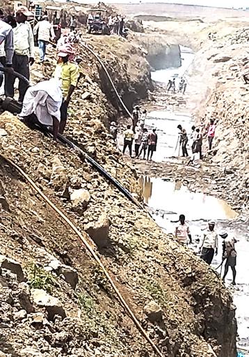 110 percent of the project completed in minus; Ujani reservoir was converted into a lot of ponds | ११० टक्के भरलेला प्रकल्प मायनसमध्ये; उजनी जलाशयाचं रूपांतर झालं चक्क तळ्यात