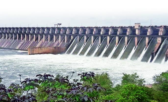 The open old temples in the Ujani dam are again under water | उजनी धरणातील उघडी पुरातन मंदिरे पुन्हा पाण्याखाली The open old temples in the Ujani dam are again under water | उजनी धरणातील उघडी पुरातन मंदिरे पुन्हा पाण्याखाली