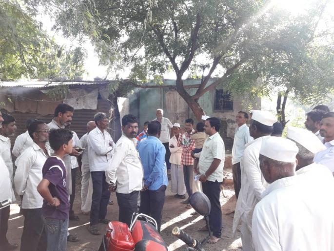 In Ujani the ration shop locked by the citizens | उजनीत नागरिकांनी ठोकले रेशन दुकानला टाळे In Ujani the ration shop locked by the citizens | उजनीत नागरिकांनी ठोकले रेशन दुकानला टाळे