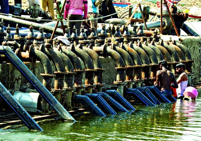 The censor of the car. | मोटारींना सेन्सर.. संगणकातून पाण्यावर कमांड !