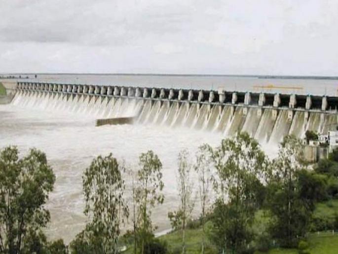 The water of Ujini will quench the thirst of Solapur; Discharge of water from Bhima river started | उजनीच्या पाण्याने सोलापूरची तहान भागणार; भीमा नदीतून पाण्याचा विसर्ग सुरू The water of Ujini will quench the thirst of Solapur; Discharge of water from Bhima river started | उजनीच्या पाण्याने सोलापूरची तहान भागणार; भीमा नदीतून पाण्याचा विसर्ग सुरू