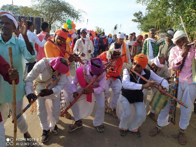 Traditional 'Thatya' market of tribals held in Melghat; dance performed at Katakumbh to the tune of drums and flutes | मेळघाटात भरला आदिवासींचा पारंपरिक थाट्या बाजार, ढोलकी-बासरीच्या स्वरात रंगले नृत्य Traditional 'Thatya' market of tribals held in Melghat; dance performed at Katakumbh to the tune of drums and flutes | मेळघाटात भरला आदिवासींचा पारंपरिक थाट्या बाजार, ढोलकी-बासरीच्या स्वरात रंगले नृत्य