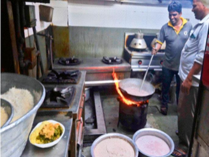 Coal stoves for cooking in Mumbai restaurants; Impact on hotel business; Items missing from menu | मुंबईतील रेस्टॉरंटमध्ये स्वयंपाकासाठी कोळशाच्या चुली; हॉटेल व्यवसायावर परिणाम; मेनूमधून पदार्थ गायब Coal stoves for cooking in Mumbai restaurants; Impact on hotel business; Items missing from menu | मुंबईतील रेस्टॉरंटमध्ये स्वयंपाकासाठी कोळशाच्या चुली; हॉटेल व्यवसायावर परिणाम; मेनूमधून पदार्थ गायब