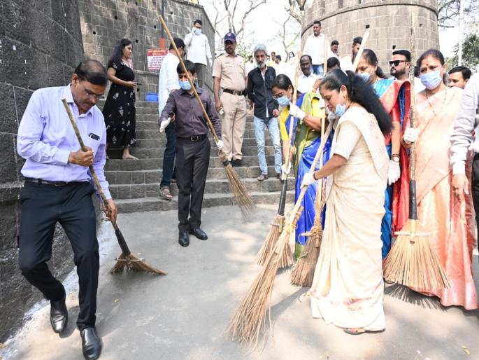 KDMC Mayor and Deputy Mayor take up broom; Deep cleaning campaign launched | केडीएमसीच्या महापौर-उपमहापौरांनी हाती घेतला झाडू; डीप क्लिनिंग मोहिमेचा शुभारंभ KDMC Mayor and Deputy Mayor take up broom; Deep cleaning campaign launched | केडीएमसीच्या महापौर-उपमहापौरांनी हाती घेतला झाडू; डीप क्लिनिंग मोहिमेचा शुभारंभ