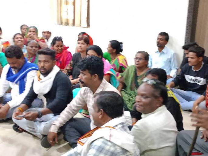 A two-hour protest was held at the Maharashtra Life Authority office for water | पाण्यासाठी महाराष्ट्र जीवन प्राधिकरण कार्यालयात दोन तास ठिय्या आंदोलन A two-hour protest was held at the Maharashtra Life Authority office for water | पाण्यासाठी महाराष्ट्र जीवन प्राधिकरण कार्यालयात दोन तास ठिय्या आंदोलन