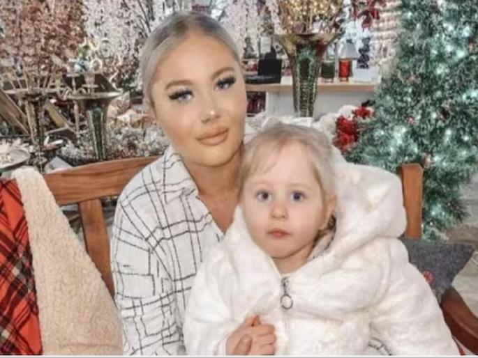 UK toddler’s rare condition makes her eat wood, glass and foam | प्लास्टर, स्पंज, लाकूड... हा आहे तिचा खाऊ!