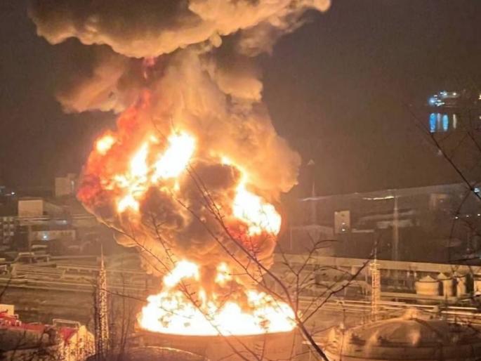 Ukraine attacks Russian oil refinery, huge fire breaks out; Video emerges | युक्रेनने रशियाच्या तेल शुद्धीकरण कारखान्यावर हल्ला केला, मोठी आग लागली; व्हिडीओ समोर आला