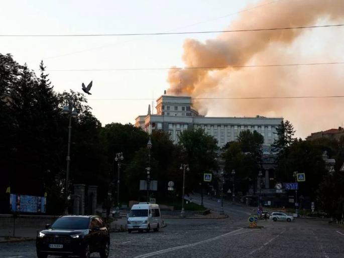 Russia fires drones and missiles at Kiev, smoke rises from cabinet building; two killed in attack | रशियाने कीववर ड्रोन आणि क्षेपणास्त्रे डागली, कॅबिनेट इमारतीतून धूर निघाला; हल्ल्यात दोघांचा मृत्यू
