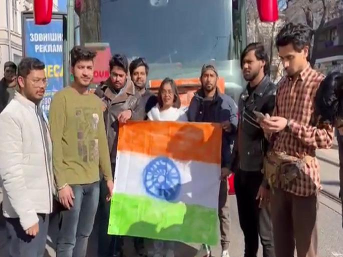 Russia Ukrain : 200 Indian students stranded in Moldova after leaving Ukrain | Russia Ukrain: जीव वाचवून युक्रेनमधून निघाले अन दुसऱ्या देशात अडकले २०० भारतीय विद्यार्थी Russia Ukrain : 200 Indian students stranded in Moldova after leaving Ukrain | Russia Ukrain: जीव वाचवून युक्रेनमधून निघाले अन दुसऱ्या देशात अडकले २०० भारतीय विद्यार्थी