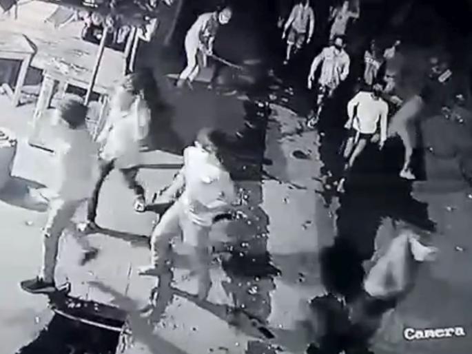 mob with swords creats ruckus in ulhasnagar | उल्हासनगरात तलवारी घेऊन टोळक्याचा धिंगाणा; १० पेक्षा जास्त घरांची तोडफोड mob with swords creats ruckus in ulhasnagar | उल्हासनगरात तलवारी घेऊन टोळक्याचा धिंगाणा; १० पेक्षा जास्त घरांची तोडफोड