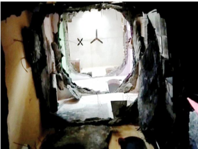 5 killed in Ulhasnagar slab collapse; 11 injured | उल्हासनगरात स्लॅब कोसळून ५ जणांचा मृत्यू; ११ जखमी 5 killed in Ulhasnagar slab collapse; 11 injured | उल्हासनगरात स्लॅब कोसळून ५ जणांचा मृत्यू; ११ जखमी