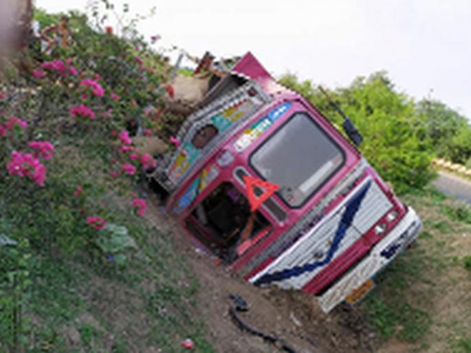 Wheat overturns truck, 1 injured | गव्हाने फाट्याजवळ ट्रक उलटला, १ जखमी Wheat overturns truck, 1 injured | गव्हाने फाट्याजवळ ट्रक उलटला, १ जखमी
