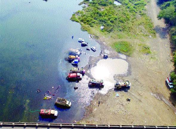 Water theft for builders in ulhas river | बिल्डरांसाठी पाण्याची चोरी Water theft for builders in ulhas river | बिल्डरांसाठी पाण्याची चोरी