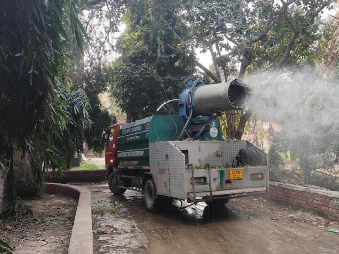 In Ulhasnagar, instead of spraying water on dust with a machine, water is given to the trees, a bill of lakhs per month | उल्हासनगरात धुळीवर मशीनद्वारे पाणी फवारणी करण्याऐवजी दिले जाते झाडांना पाणी, महिन्याला लाखोंचे बिल In Ulhasnagar, instead of spraying water on dust with a machine, water is given to the trees, a bill of lakhs per month | उल्हासनगरात धुळीवर मशीनद्वारे पाणी फवारणी करण्याऐवजी दिले जाते झाडांना पाणी, महिन्याला लाखोंचे बिल
