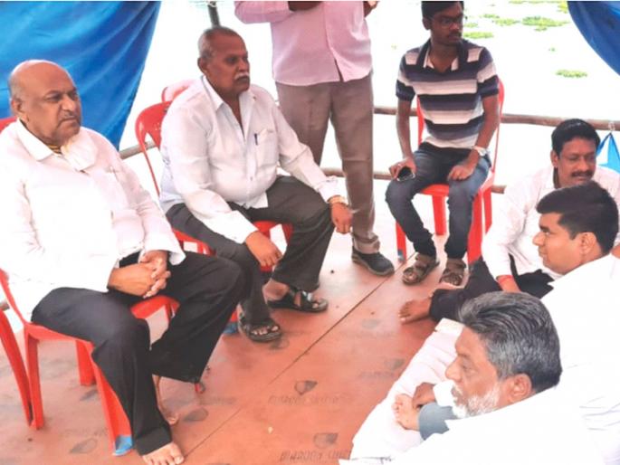 He protested against the officials who did not even meet the protesters | आंदोलकांची साधी भेटही न घेणाऱ्या अधिकाऱ्यांचा केला निषेध He protested against the officials who did not even meet the protesters | आंदोलकांची साधी भेटही न घेणाऱ्या अधिकाऱ्यांचा केला निषेध
