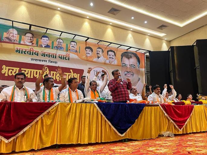 Hundreds of traders enter Ulhasnagar BJP | Thane: उल्हासनगर भाजपात शेकडो व्यापाऱ्यांचा प्रवेश Hundreds of traders enter Ulhasnagar BJP | Thane: उल्हासनगर भाजपात शेकडो व्यापाऱ्यांचा प्रवेश