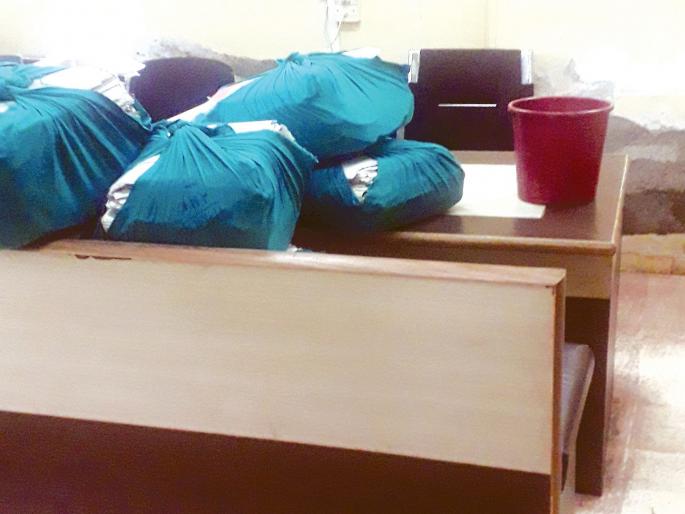 Ulhasnagar municipal headquarters leak | उल्हासनगर पालिका मुख्यालयाला गळती Ulhasnagar municipal headquarters leak | उल्हासनगर पालिका मुख्यालयाला गळती