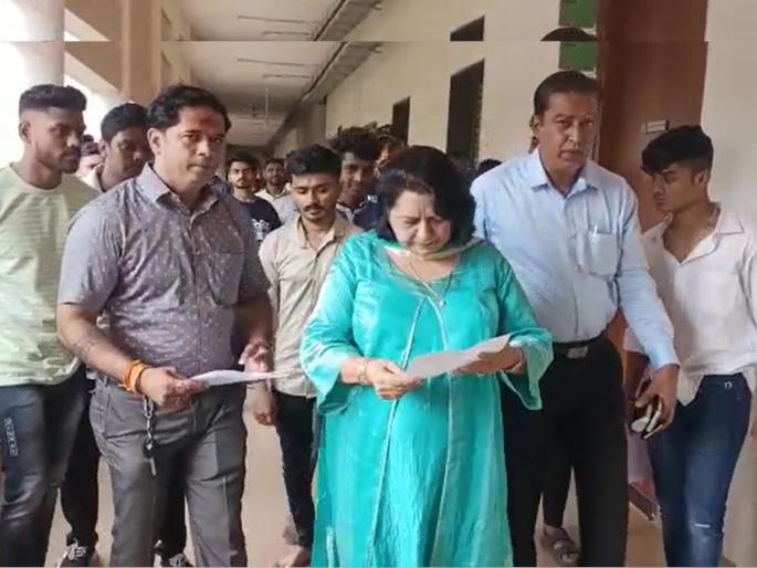 update library at chm college ulhasnagar demands by yuva sena | उल्हासनगरातील सीएचएम महाविद्यालयातील ग्रंथालय अध्यावत करा; युवासेनेचे निवेदन update library at chm college ulhasnagar demands by yuva sena | उल्हासनगरातील सीएचएम महाविद्यालयातील ग्रंथालय अध्यावत करा; युवासेनेचे निवेदन