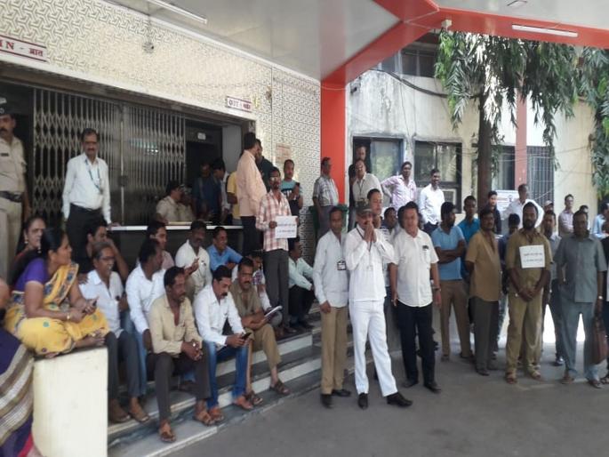 ulhasnagar municipal corporation employee strike | सातवा वेतन आयोग लागू करण्यासाठी उल्हासनगर पालिका कर्मचाऱ्यांचे कामबंद आंदोलन ulhasnagar municipal corporation employee strike | सातवा वेतन आयोग लागू करण्यासाठी उल्हासनगर पालिका कर्मचाऱ्यांचे कामबंद आंदोलन