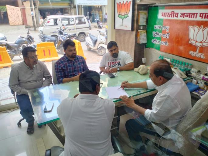 commissioner inspection of drain cleaning in ulhasnagar discussion in mla office | उल्हासनगरातील नाले सफाईची आयुक्तांकडून पाहणी, आमदार कार्यालयात आयुक्तांची चर्चा commissioner inspection of drain cleaning in ulhasnagar discussion in mla office | उल्हासनगरातील नाले सफाईची आयुक्तांकडून पाहणी, आमदार कार्यालयात आयुक्तांची चर्चा