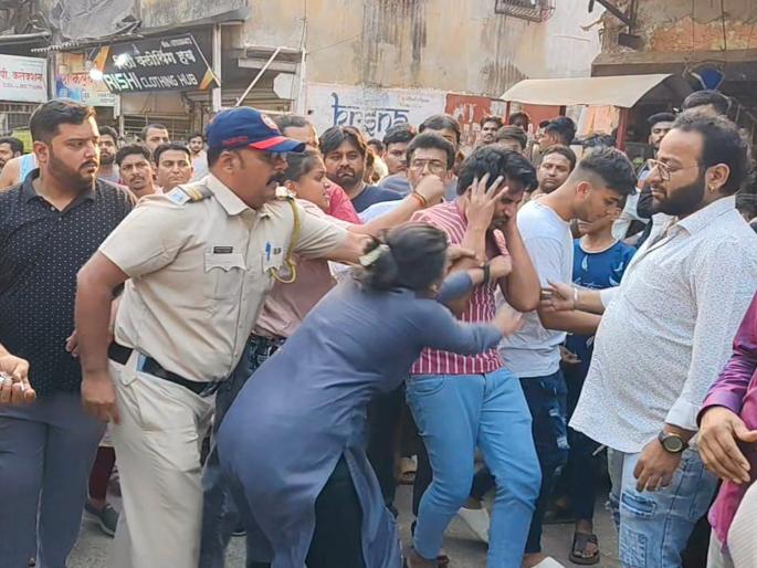 Ulhasnagar Crime News: A tailor who molested a young woman in Ulhasnagar was arrested by citizens, a case was registered | उल्हासनगरमध्ये तरुणीचा विनयभंग करणाऱ्या टेलरला नागरिकांकडून चोप, गुन्हा दाखल Ulhasnagar Crime News: A tailor who molested a young woman in Ulhasnagar was arrested by citizens, a case was registered | उल्हासनगरमध्ये तरुणीचा विनयभंग करणाऱ्या टेलरला नागरिकांकडून चोप, गुन्हा दाखल