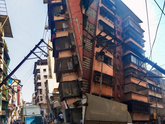 contractor carelessness electric pole fell in ulhasnagar 19 hours of power failure a case will be filed | उल्हासनगरात ठेकेदाराच्या हलगर्जीपणा, विजेचा खांब पडला; १९ तास वीज गुल, गुन्हा होणार दाखल contractor carelessness electric pole fell in ulhasnagar 19 hours of power failure a case will be filed | उल्हासनगरात ठेकेदाराच्या हलगर्जीपणा, विजेचा खांब पडला; १९ तास वीज गुल, गुन्हा होणार दाखल