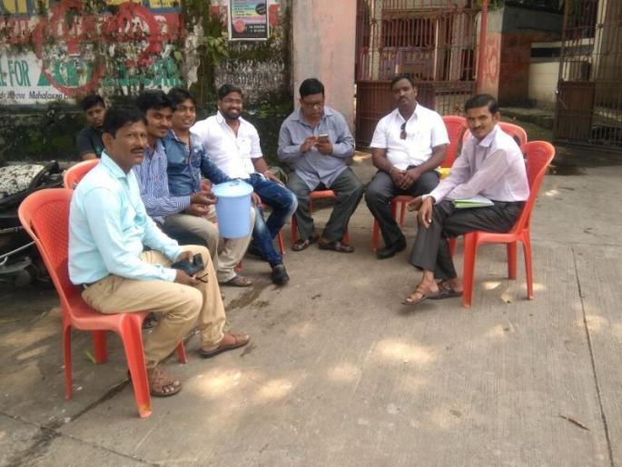 Malvankar's fasting in front of the Ulhasnagar graveyard, the issue of garbage dump question ranges | उल्हासनगर स्मशानभूमीसमोर मालवणकर यांचे उपोषण, कचरा डब्याचा प्रश्न ऐरणीवर Malvankar's fasting in front of the Ulhasnagar graveyard, the issue of garbage dump question ranges | उल्हासनगर स्मशानभूमीसमोर मालवणकर यांचे उपोषण, कचरा डब्याचा प्रश्न ऐरणीवर