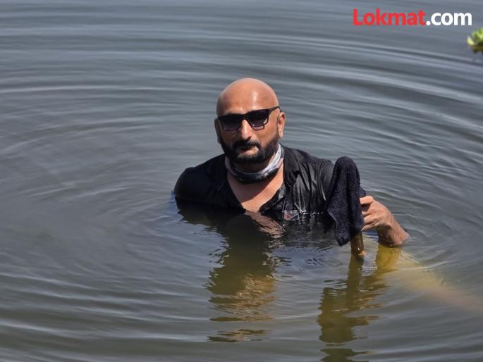 An indefinite protest has been launched in the riverbed by shaving people to prevent pollution of the Ulhas River. | उल्हास नदीचे प्रदूषण रोखण्यासाठी मुंडन करून नदीपात्रात बेमुदत आंदोलन सुरु An indefinite protest has been launched in the riverbed by shaving people to prevent pollution of the Ulhas River. | उल्हास नदीचे प्रदूषण रोखण्यासाठी मुंडन करून नदीपात्रात बेमुदत आंदोलन सुरु
